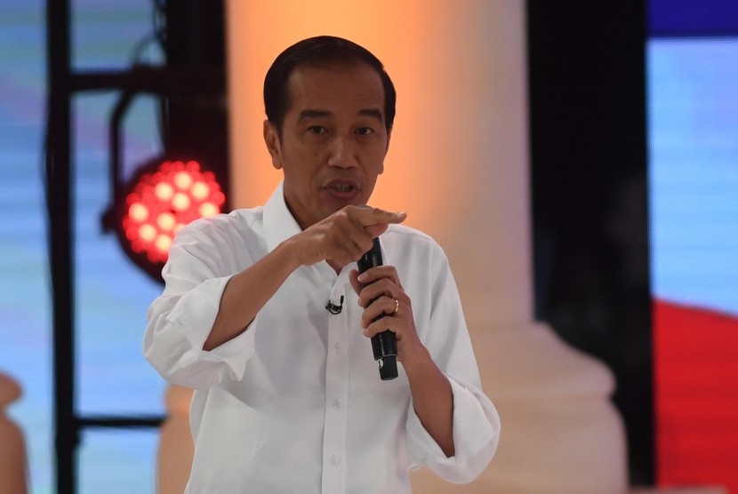 Presidential candidate number 01 Joko Widodo conveys his vision during the second round of presidential debate held at the Sultan Hotel in Jakarta, Sunday evening.
