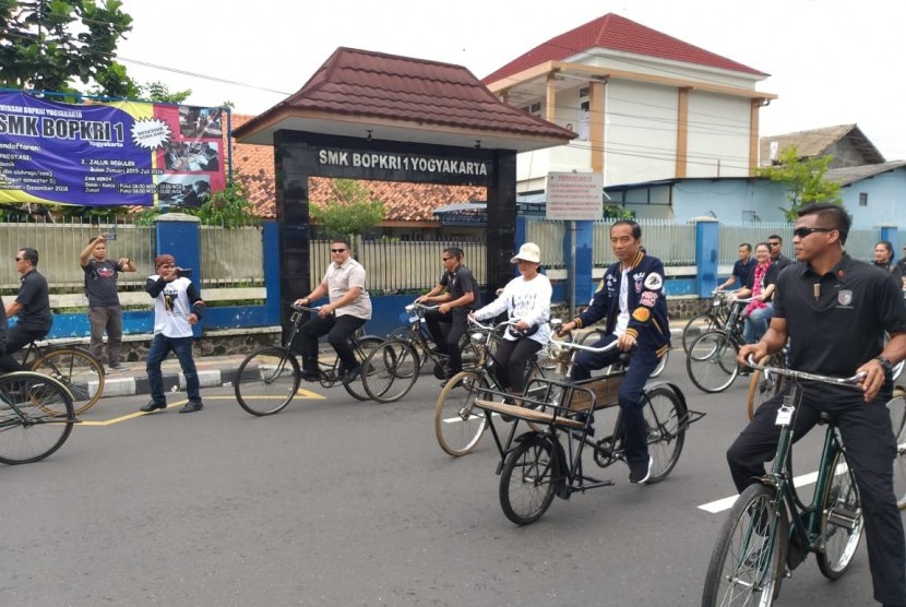 Capres nomor urut 01 Joko Widodo mengayuh sepeda dari bulevar UGM menuju lokasi deklarasi pendukungnya di Yogyakarta, Sabtu.