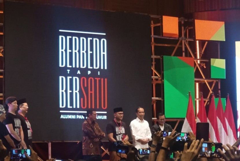 Capres nomor urut 01 Joko Widodo saat menghadiri deklarasi ratusan Alumni Pangudi Luhur yang tergabung dalam Alumni PL Bersatu di Soehana Hall, Energy Building, SCBD, Jakarta. Rabu (6/2) malam. 