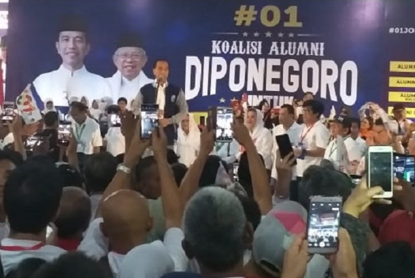 Capres nomor urut 01, Jokowi, menghadiri deklarasi dukungan oleh Koalisi Alumni Diponegoro di Kota Lama Semarang, Ahad (3/1). 