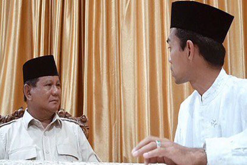 Capres nomor urut 02 Prabowo Subianto bertemu dengan Ustaz Abdul Somad (UAS). Dalam pertemuan tersebut,  UAS memberikan doa, nasihat dan hadiah berupa minyak wangi serta sebuah tasbih kesayangan UAS. 