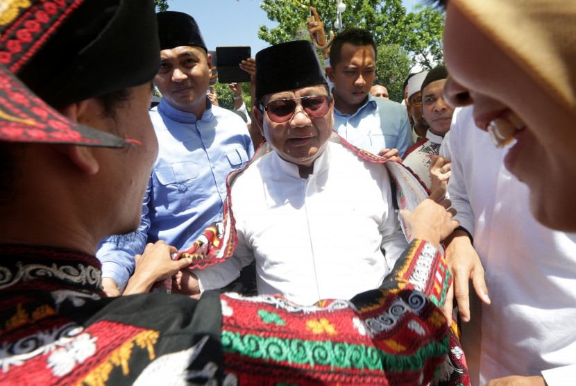 Capres nomor urut 02 Prabowo Subianto disematkan kain ulen oleh penari guel saat tiba di posko BPN Prabowo-Sandi, Banda Aceh, Aceh, Jumat (3/5).