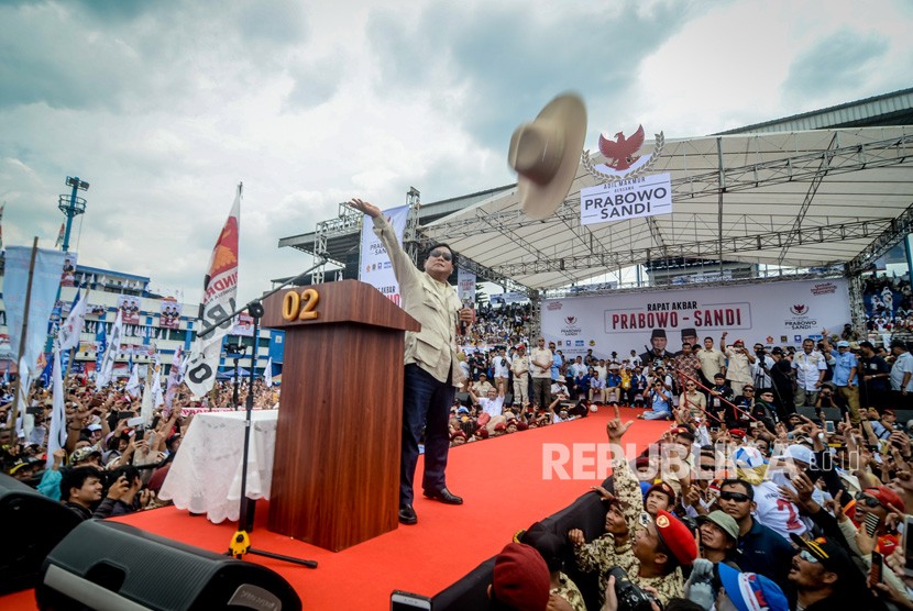 Capres nomor urut 02 Prabowo Subianto melemparkan topi kepada pendukungnya saat menghadiri kampanye akbar di Stadion Sidolig, Bandung, Jawa Barat, Kamis (28/3/2019). 