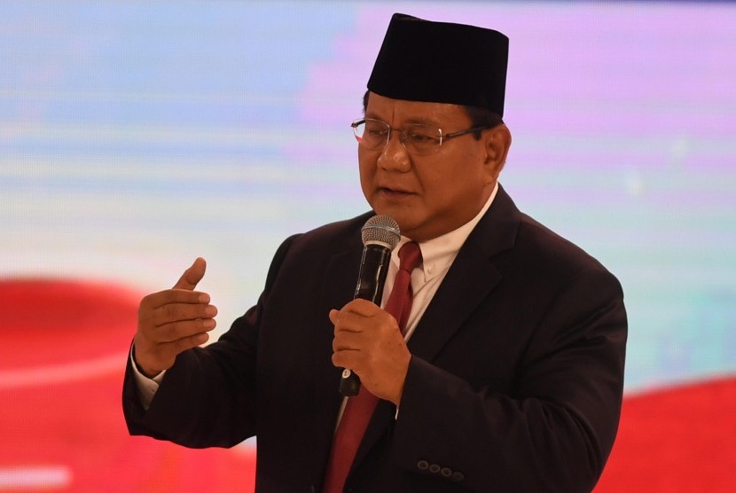 Presidential candidate number 02 Prabowo Subianto conveys his thoughts during the second round of presidential debate held at the Sultan Hotel in Jakarta, Sunday evening.