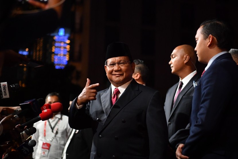 Capres nomor urut 02 Prabowo Subianto menyapa para wartawan setibanya di lokasi debat Pilpres 2019 putaran kelima di Hotel Sultan, Jakarta, Sabtu (13/4/2019). 