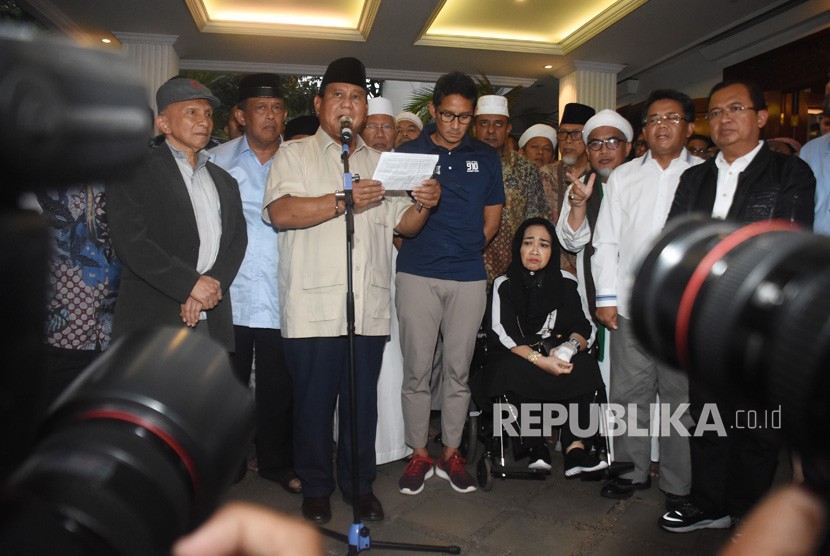 Capres nomor urut 02 Prabowo Subianto (tengah) bersama Cawapres Sandiaga Uno dan petinggi partai pendukung mendeklarasikan kemenangannya pada Pilpres 2019 kepada awak media di kediaman Kertanegara, Jakarta, Kamis (18/4/2019).