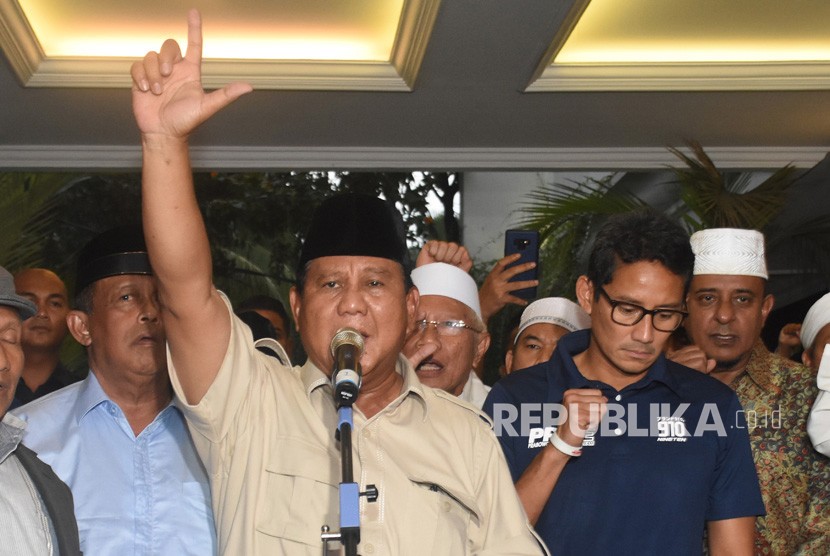 Capres nomor urut 02 Prabowo Subianto (tengah) bersama Cawapres Sandiaga Uno dan petinggi partai pendukung mengangkat tangan saat mendeklarasikan kemenangannya pada Pilpres 2019 kepada awak media di kediaman Kertanegara, Jakarta, Kamis (18/4/2019). 