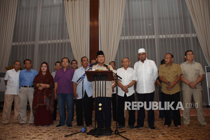 Capres nomor urut 02 Prabowo Subianto (tengah) bersama tim Badan Pemenangan Nasional (BPN) memberikan keterangan kepada wartawan di kediamannya di Kertanegara, Jakarta, Rabu (8/5/2019).