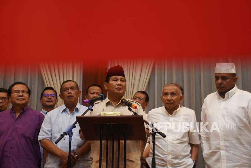 Capres nomor urut 02 Prabowo Subianto (tengah) bersama tim Badan Pemenangan Nasional (BPN) memberikan keterangan kepada wartawan di kediamannya di Kertanegara, Jakarta, Rabu (8/5/2019).
