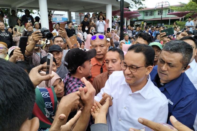 Capres nomor urut 1 Anies Rasyid Baswedan saat berkampanye menyalami masyarakat di Tanah Datar, Sumatra Barat, Rabu (3/1/2024). Anies menjanjikan akan reaktivasi  jalur kereta di Sumbar.