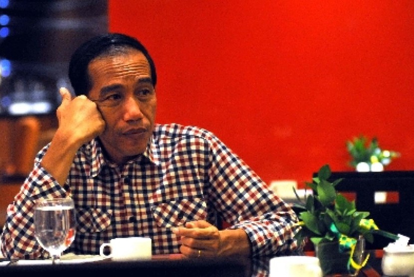 Capres nomor urut 1 Joko Widodo makan sahur pertama bersama rekan jurnalis di Surabaya, Ahad (29/6).