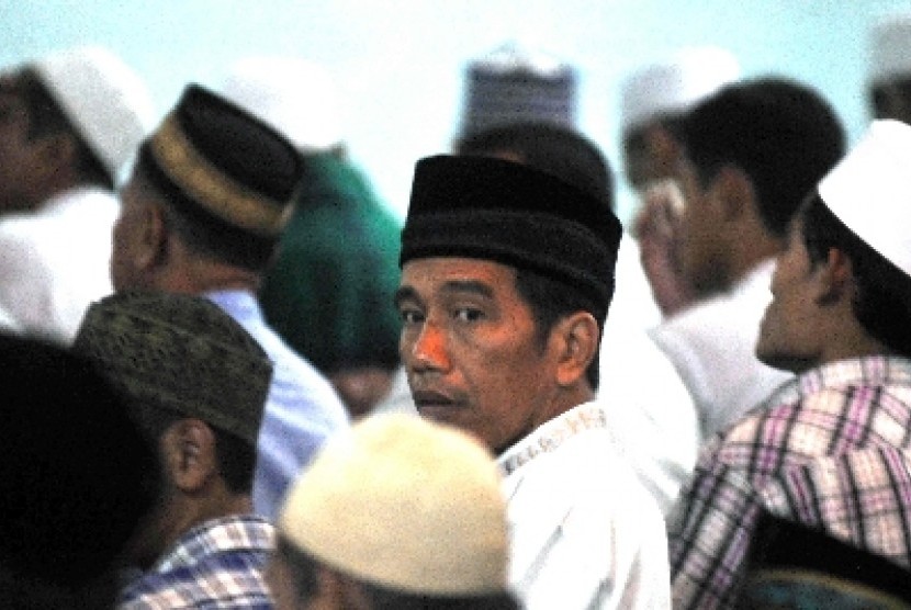 Capres nomor urut 1 Joko Widodo menunaikan shalat tarawih berjamaah di Masjid Ali Akbar, Surabaya, Sabtu (28/6).