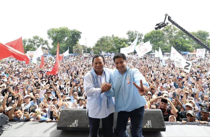 Capres nomor urut 2, Prabowo Subianto bersama eks politikus PDIP, Maruarar Sirait di Kabupaten Majalengka, Jawa Barat, Ahad (21/1/2024).