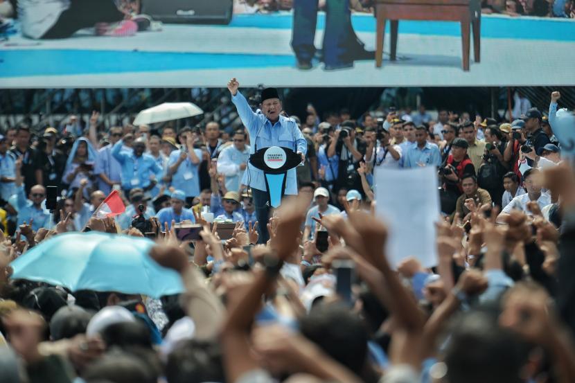 Capres nomor urut 2 Prabowo Subianto menyampaikan pidato politiknya dihadapan pendukungnya saat gelaran kampanye akbar bertajuk Pesta Rakyat untuk Indonesia Maju di Stadion Utama Gelora Bung Karno (SUGBK), Jakarta, Sabtu (10/2/2024). 