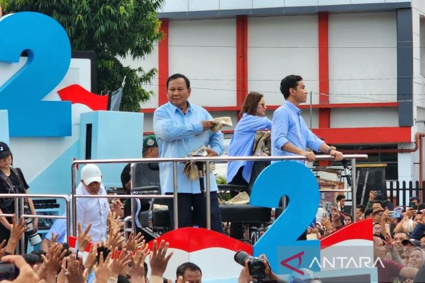 Capres nomor urut 2 Prabowo Subianto menyapa pendukungnya saat kampanye akbar di Semarang, Ahad (28/1/2024).