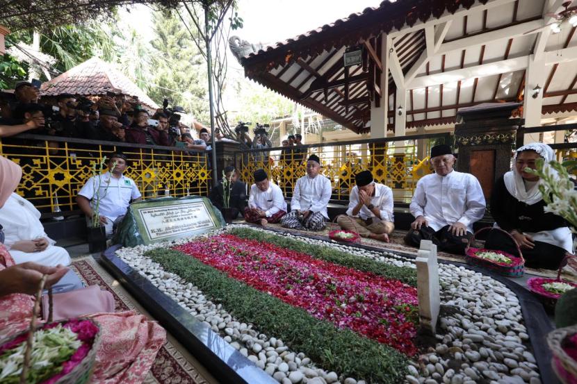 Capres nomor urut 3 Ganjar Pranowo berziarah di makam Gus Dur di Jombang, Jawa Timur, Jumat (12//1/2024).