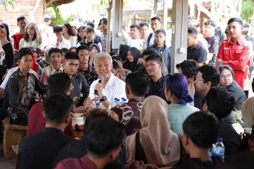 Capres nomor urut 3 Ganjar Pranowo saat berdialog dengan anak-anak muda di Kopo Story Klaten, Rabu (27/12/2023).