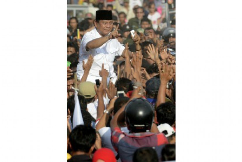 Capres nomor urut satu Prabowo Subianto menyapa para pendukungnya
