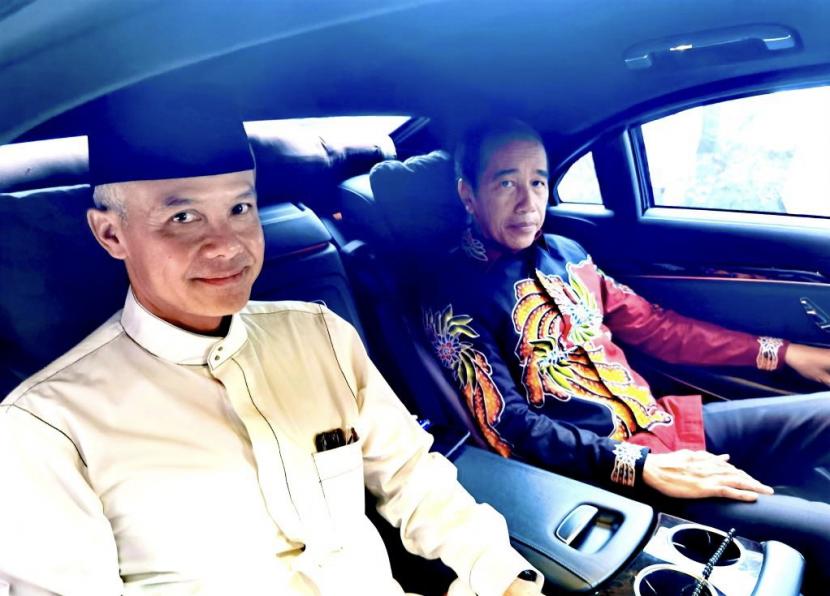 Capres PDIP Ganjar Pranowo pulang satu mobil dengan Presiden Jokowi seusai deklarasi Capres PDIP oleh Ketum PDIP Megawati di Istana Batu Tulis Bogor, Jawa Barat, Jumat (21/4/2023).