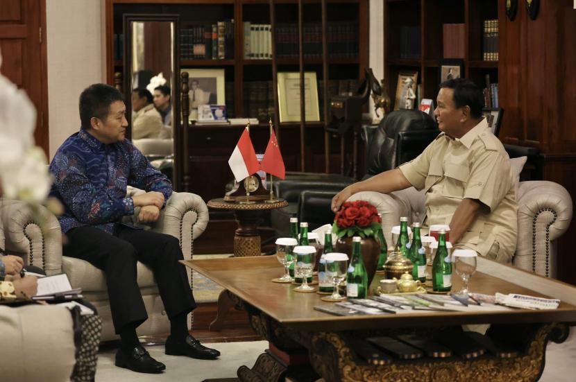 Capres pemenang Pilpres 2024, Prabowo Subianto menerima kunjungan Duta Besar Cina untuk Indonesia, Lu Kang di kediamannya di Jalan Kertanegara, Jakarta Selatan, Ahad (17/2/2024)