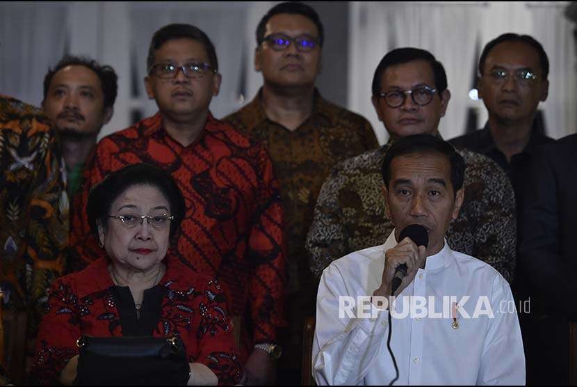 Capres petahana Joko Widodo (kanan) didampingi Ketua Umum PDI Perjuangan Megawati Soekarnoputri (kiri) mengumumkan calon wakil presiden pendampingnya dalam Pilpres 2019, di Jakarta, Kamis (9/8). Joko Widodo mengumumkan KH Maruf Amin sebagai calon wakil presiden yang akan mendampinginya dalam Pilpres 2019. 