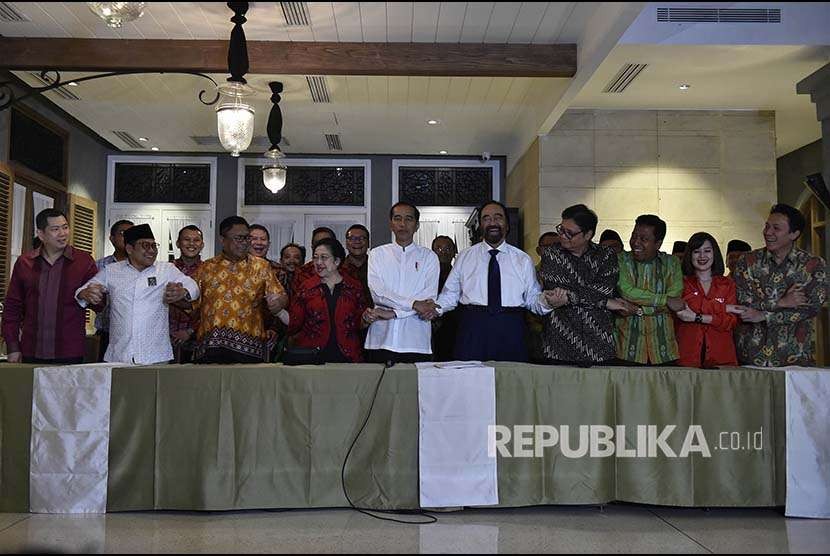 Capres petahana Joko Widodo (tengah) bergandengan tangan dengan sembilan ketua umum partai pengusung seusai mengumumkan calon wakil presiden pendampingnya dalam Pilpres 2019, di Jakarta, Kamis (9/8). 
