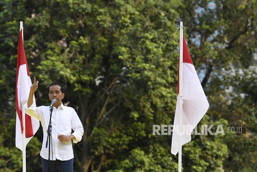 Capres petahana nomor urut 01 Joko Widodo menyampaikan sambutan saat Deklarasi Dukungan untuk pasangan calon Presiden dan Wakil Presiden Joko Widodo-Maruf Amin di Kompleks Gelora Bung Karno Senayan, Jakarta, Sabtu (12/1/2019). 