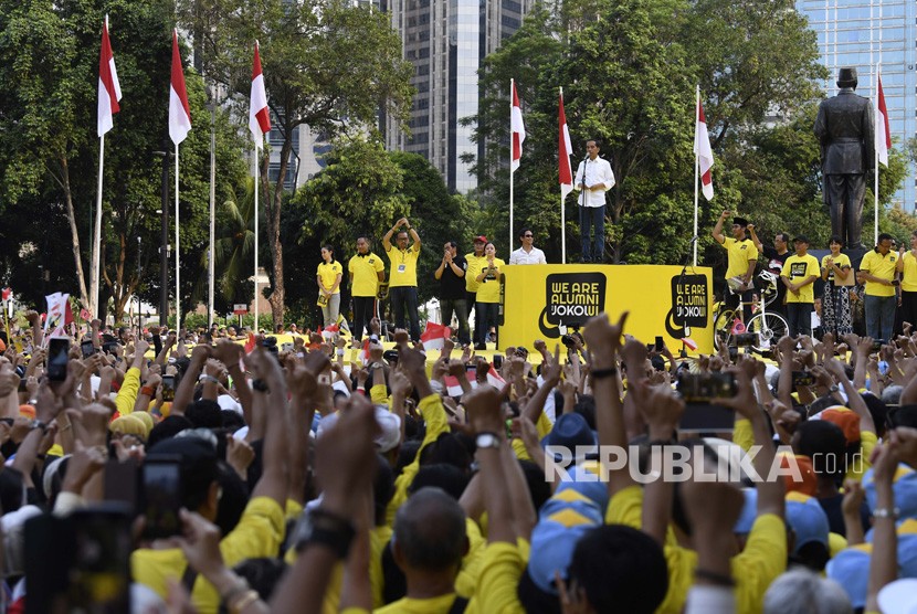 Capres petahana nomor urut 01 Joko Widodo (tengah) menyampaikan sambutan saat Deklarasi Dukungan untuk pasangan calon Presiden dan Wakil Presiden Joko Widodo-Maruf Amin di Kompleks Gelora Bung Karno Senayan, Jakarta, Sabtu (12/1/2019).