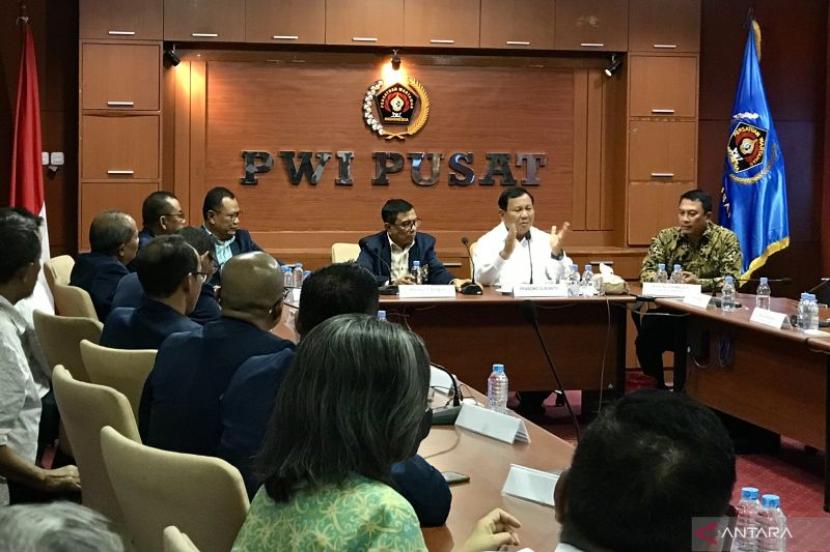 Capres Prabowo Subianto berdialog dengan pengurus PWI Pusat di Kantor Dewan Pers, Jakarta Pusat, Kamis (4/1/2024). 