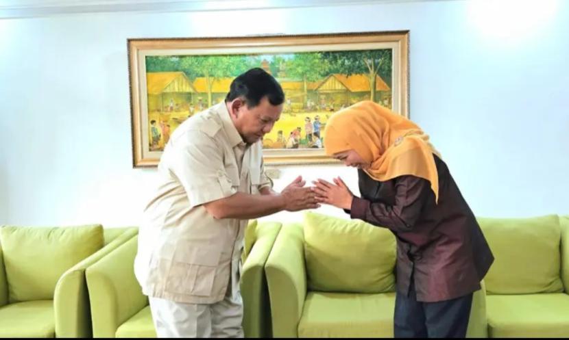 Capres Prabowo Subianto bertemu Gubernur Jatim periode 2019-2024 Khofifah Indar Parawansa di Bandara Halim Perdanakusuma, Jakarta Timur, Sabtu (17/2/2024).