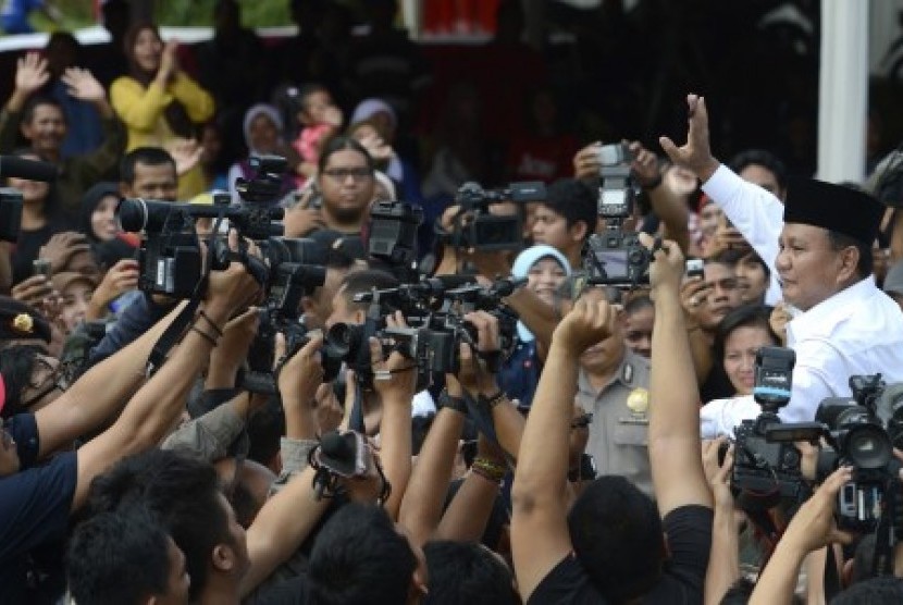 Capres Prabowo Subianto melambaikan tangan ke arah warga seusai menggunakan hak pilihnya di TPS 02, dalam pilpres di Bojong Koneng, Bogor, Jabar, Rabu (9/2).