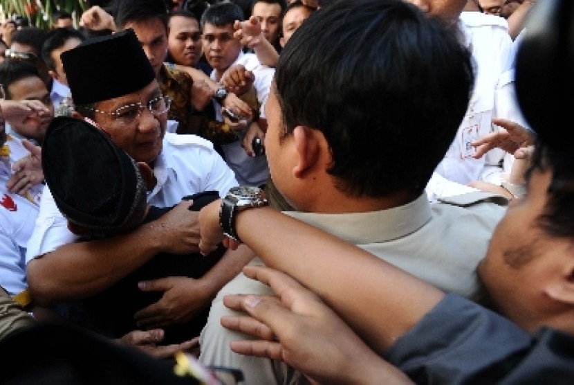 Capres Prabowo Subianto menyapa relawan saat akan meninggalkan rumah Polonia, Jakarta, Selasa (22/7). 