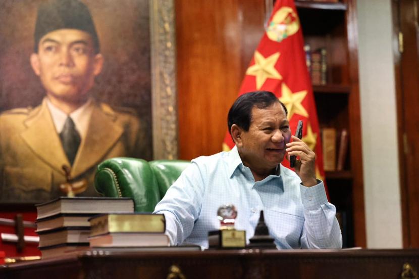 Capres RI Prabowo Subianto menerima sambungan telepon dari Presiden Amerika Serikat Joe Biden di Jakarta, Jumat (22/3/2024) malam WIB. 