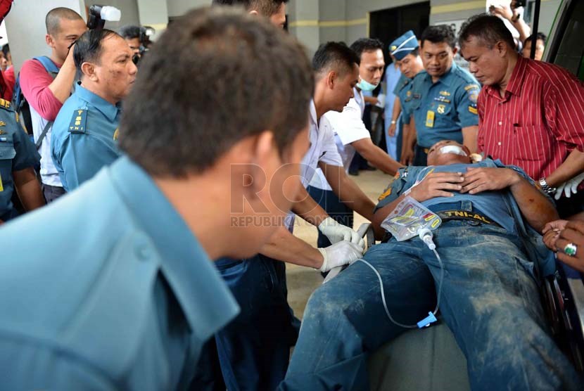  Personel TNI AL yang menjadi korban ledakan gudang amunisi tiba di RS Mintohardjo, Bendungan Hilir, untuk mendapakan perawatan, Jakarta Pusat, Rabu (5/3).   (Republika/Agung Supriyanto)