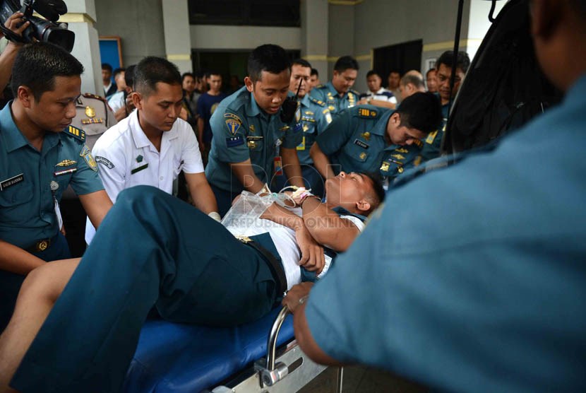 Personel TNI AL yang menjadi korban ledakan gudang amunisi tiba di RS Mintohardjo, Bendungan Hilir, untuk mendapakan perawatan, Jakarta Pusat, Rabu (5/3).   (Republika/Agung Supriyanto)