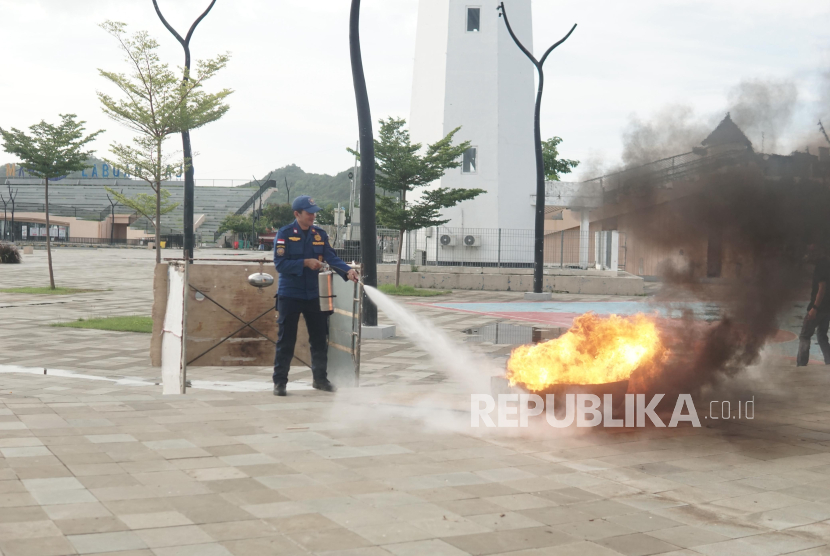 Caption: Alat pemadam api ringan (APAR) khusus untuk kapal wisata