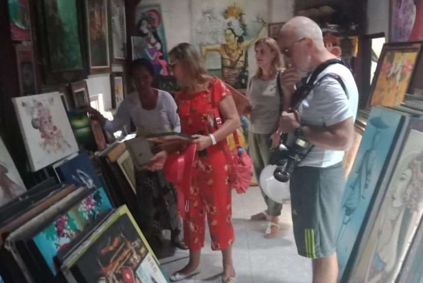 Caption: Delegasi Albania berkunjung ke Galeri Lukisan Gusti Nyoman Nodia di Tanah Lot usai mengikuti rangkaian Pertemuan Tahunan Dana Moneter Internasional (IMF)-Bank Dunia (World Bank) di Bali.