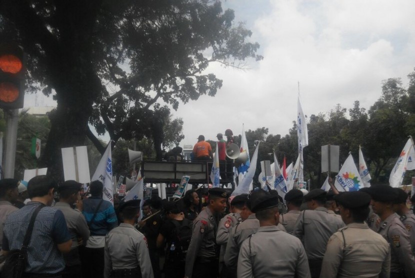 Demonstrasi puluhan ribu buruh menuntut kenaikan upah di sekitar Lapangan Monas, Jakarta.