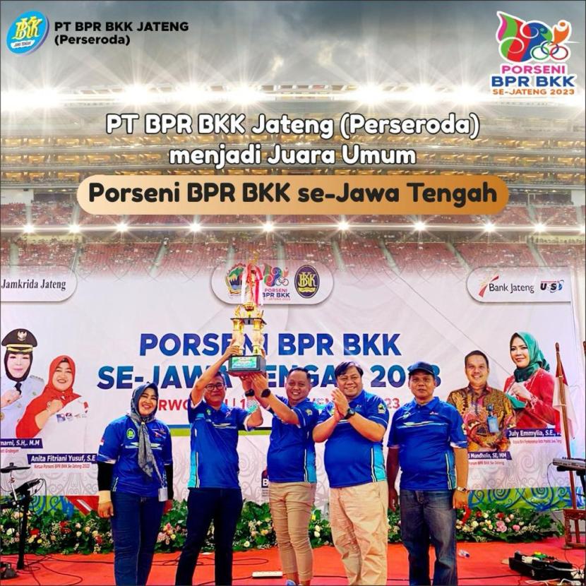 Caption: Direktur Utama BPR BKK Jateng Koesnanto Bersama Direktur Operasional Drajat Adhitya Waldi mengangkat tropi juara umum Porseni BPR BKK Se-Jateng 2023.