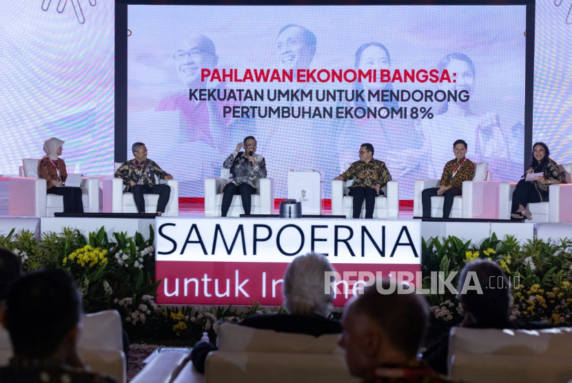 Caption Foto 3: Febby Novita (Direktur Bisnis Perusahaan Umum (Perum) BULOG), Andrijanto (Direktur Retail and Funding Distribution PT Bank Rakyat Indonesia (Persero) Tbk.), Maman Abdurrahman (Menteri Usaha Mikro, Kecil, dan Menengah (UMKM) Republik Indonesia), Budi Santoso (Menteri Perdagangan Republik Indonesia), dan Ivan Cahyadi (Presiden Direktur PT HM Sampoerna Tbk.), dalam Diskusi Panel bertajuk “Mengoptimalkan UMKM: Kunci Pertumbuhan Ekonomi Indonesia