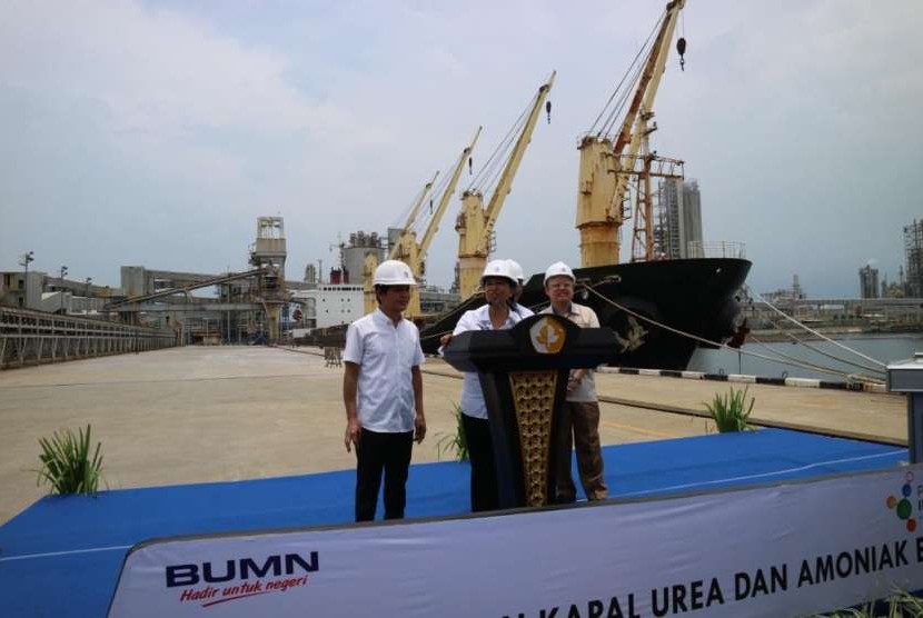Caption foto dari kiri Dirut Pupuk Indonesia Grup Aas Asikin Idat, Menteri BUMN Rini Soemarno dan Dirut Pupuk Kaltim  Bakir Pasaman saat melepas ekspor pupuk di Bontang, Kaltim, Selasa (18/9).