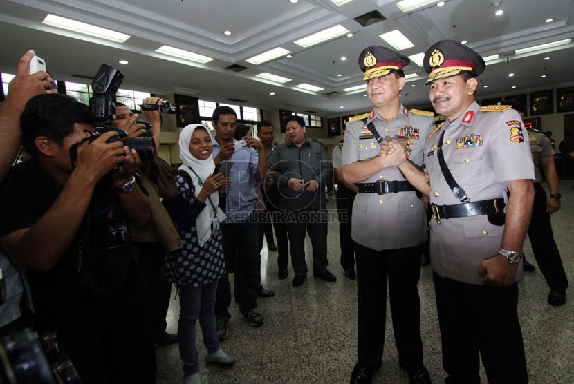  Wakapolri yang baru Komisaris Jenderal Polisi Badrodin Haiti (kanan) melakukan salam komando dengan Wakapolri lama Komisaris Jenderal Polisi Oegroseno usai acara sertijab di Mabes Polri, Jakarta, Selasa (4/3). (Republika/Yasin Habibi)