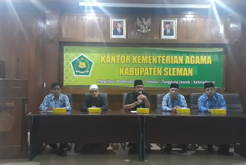 Caption: Konferensi pers terkait isu SMA-SMA di Kabupaten Sleman terpapar radikalisme yang digelar di Kantor Kemenag Kabupaten Sleman, Jumat(17/1).