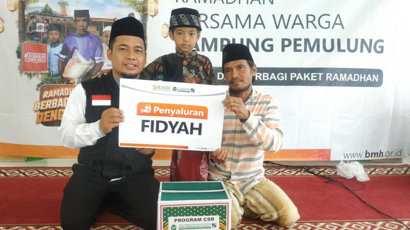 Caption: Laznas BMH Perwakilan Jawa  Timur bersama relawan mendistribusikan fidyah ke warga dhuafa di Jawa Timur, Rabu (19/4/23).