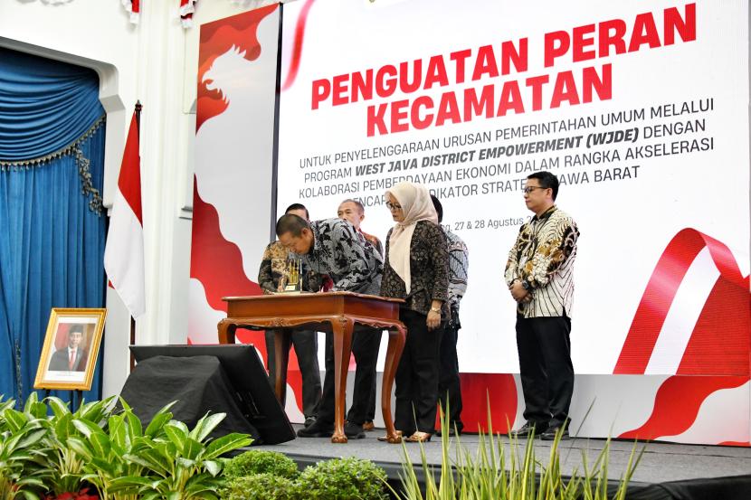  Penjabat Gubernur Jawa Barat Bey Machmudin menghadiri rapat koordinasi penguatan peran kecamatan untuk penyelenggaraan urusan pemerintahan umum melalui program West Java District Empowerment (WJDE) di Gedung Sate, Kota Bandung, Selasa (27/8/2024).