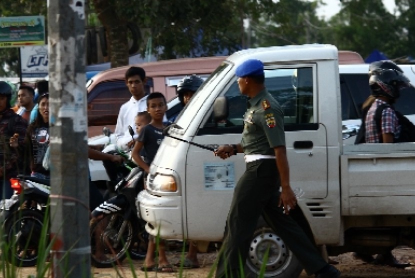 Caption..Personel Polisi Militer TNI AD meminta masyarakat tidak beraktivitas di sekitar Mako Brimob Kepri dan pertokoan di Jalan Raya Tembesi, Batam, Rabu (19/11). 