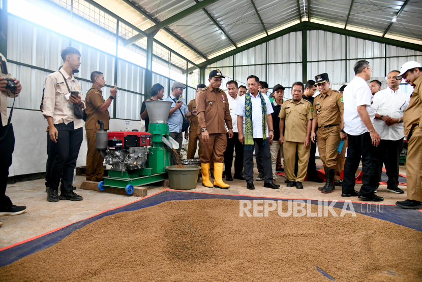  Pj Gubernur Jawa Barat Bey Machmudin mendampingi Menteri Dalam Negeri RI meninjau pengolahan sampah di Desa Wantilan, Kabupaten Subang, Selasa (21/1/2025).