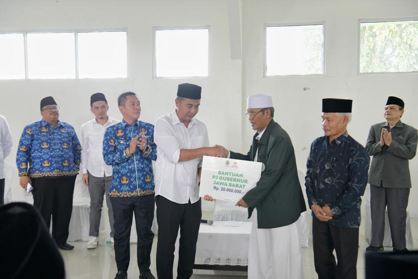 Pj Gubernur Jawa Barat Bey Machmudin melakukan kegiatan silaturahmi bersama Majelis Ulama Indonesia dan tokoh agama Kabupaten Karawang di Kantor MUI Kabupaten Karawang, Senin (18/3/2024).