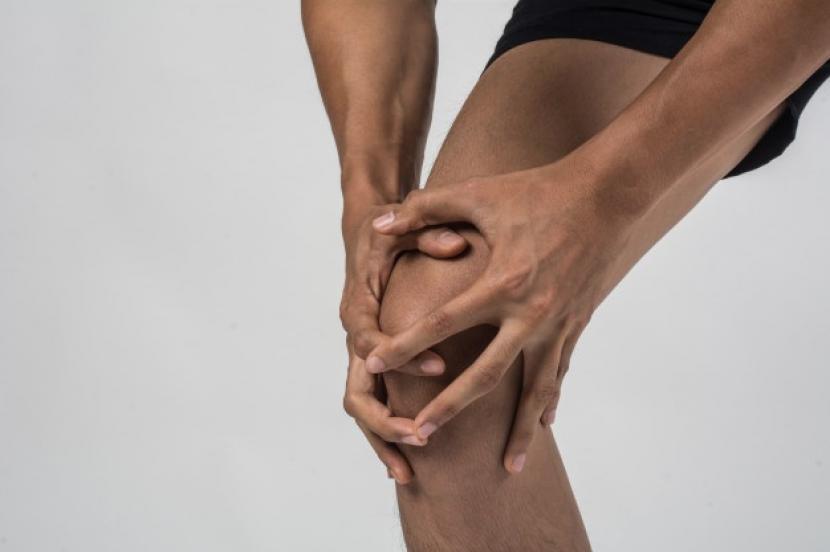 Pria memegang lututnya (ilustrasi). Sebagian besar penyebab osteoarthritis pada lutut adalah penuaan.