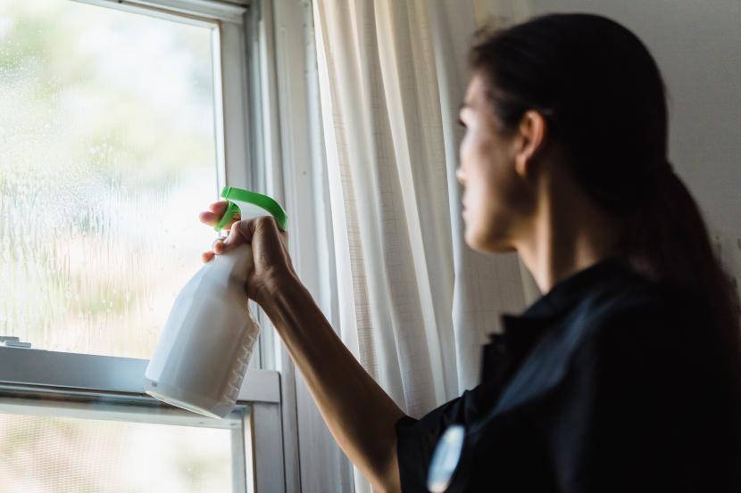 Cara paling aman untuk membersihkan jamur dari jendela adalah dengan menggunakan larutan air yang dicampur dengan sabun atau deterjen ringan.